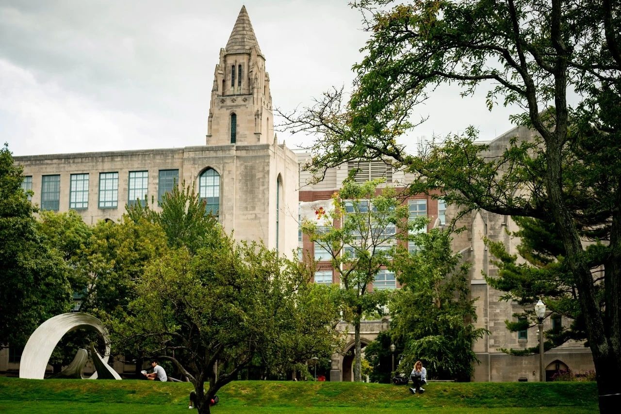 波士顿大学将在秋季学期对44个研究生项目采取人际/远程兼容教学模式
