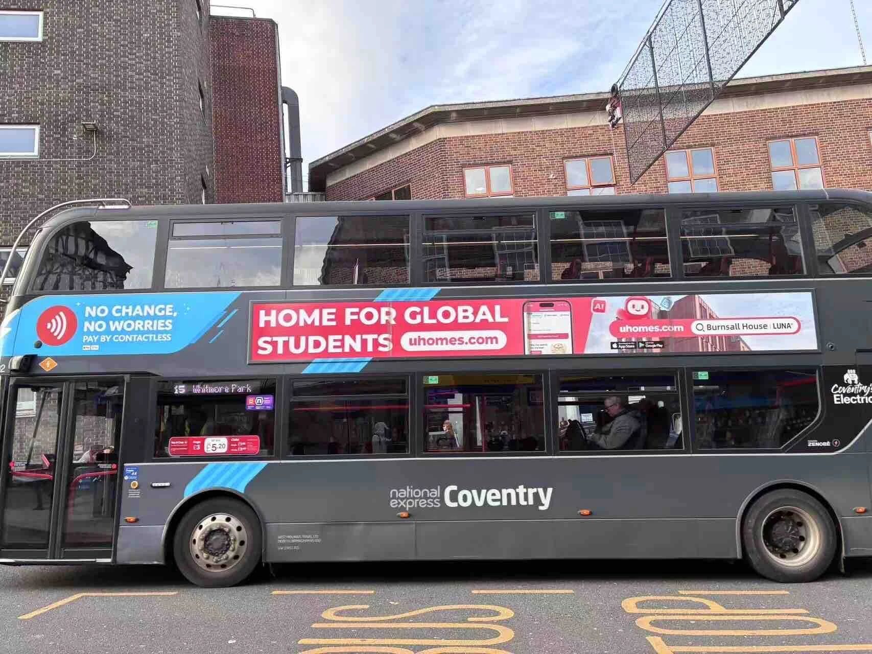 异乡好居八载同行|异乡巴士2026再启程:英国街头“异乡红”等你偶遇-异乡好居