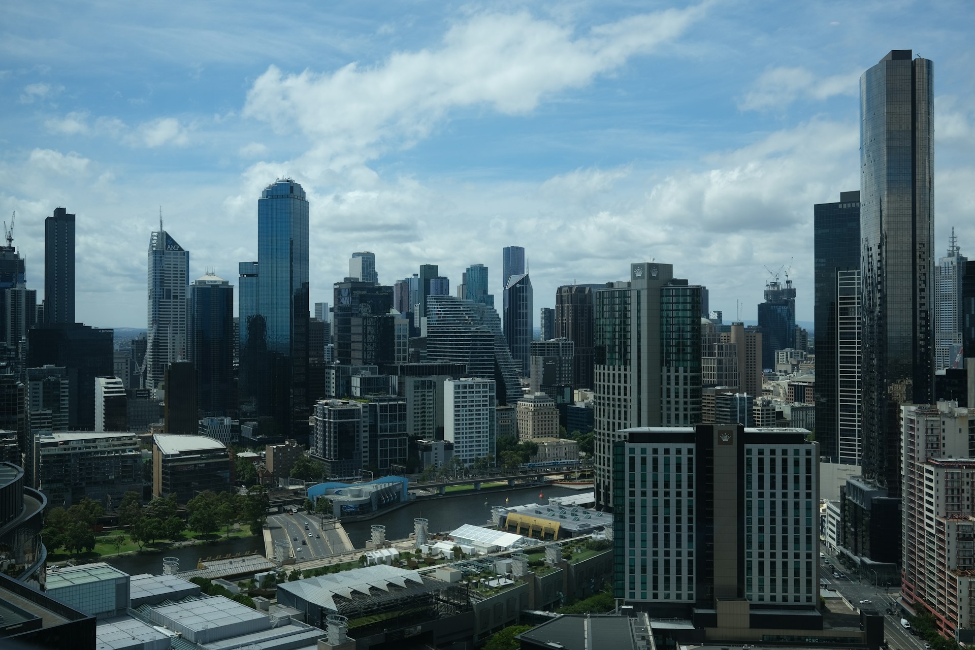 uhomes.com and dwell Student Living & EPIISOD Form Exclusive Partnership-异乡好居