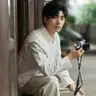 李**